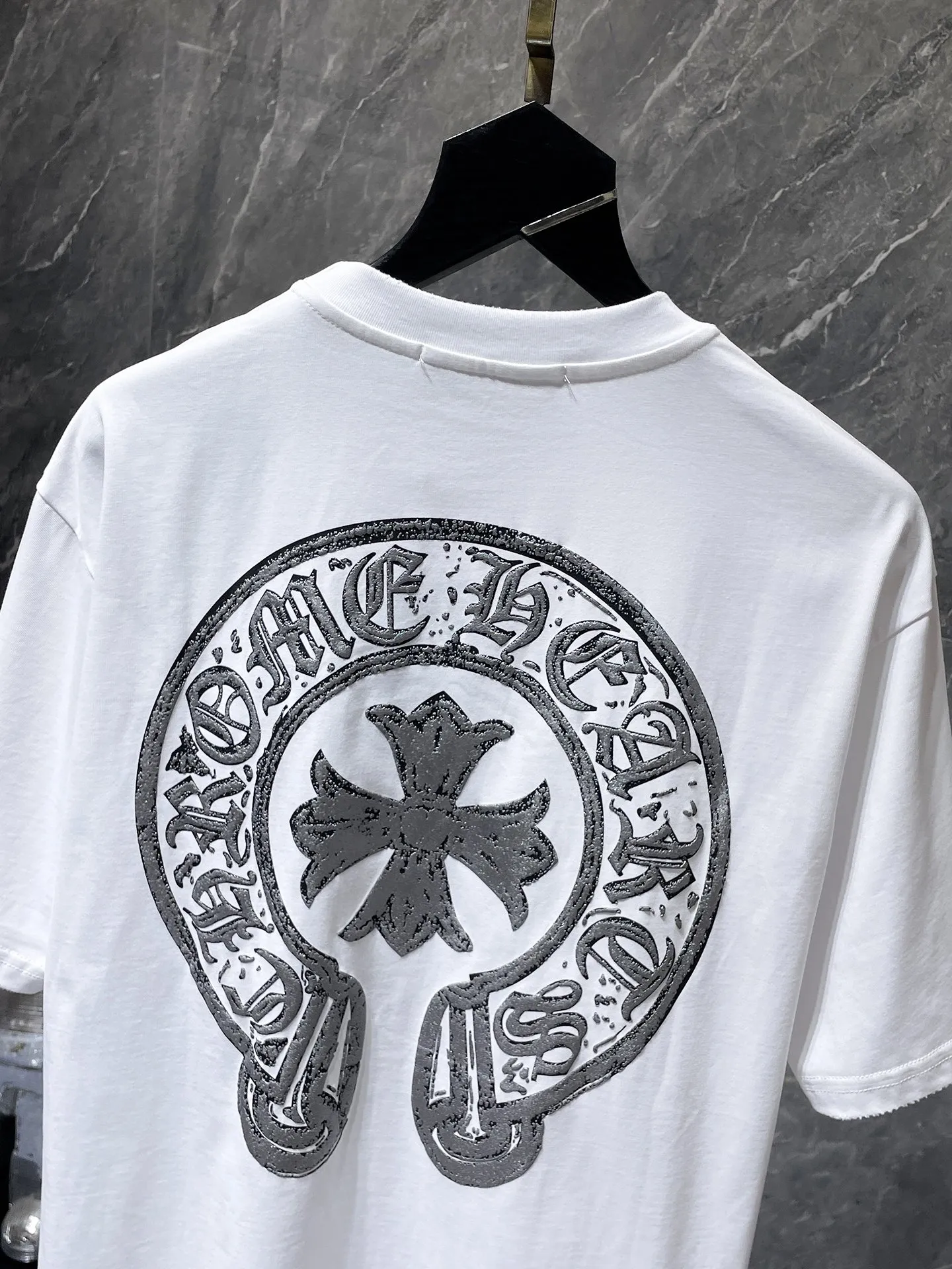 P150 New Chrome Hearts 25ss high version in summer. High gram weight, environmentally friendly and high-quality top fabric. 275g~270g. Chrome retro high-end worn short sleeves. Counter synchronization. Re-engraved version 1:1. Recommended color: black white. Size: S, M, L, XL.